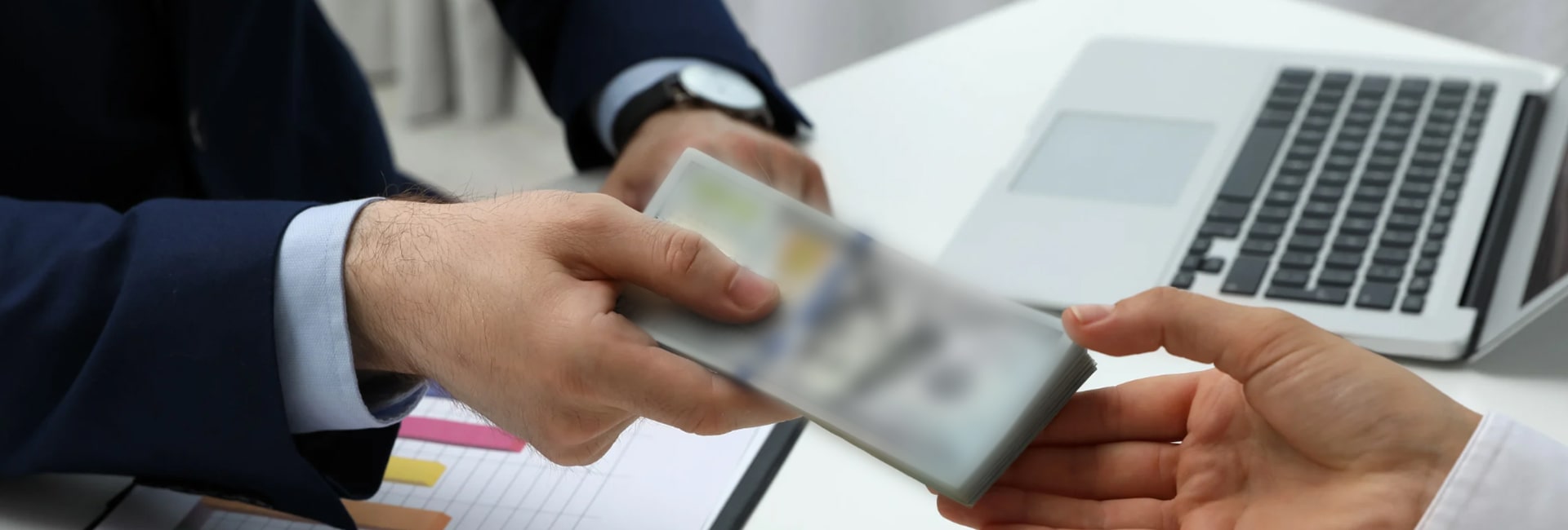 Préstamos Personales vs. Tarjetas de Crédito: ¿Cuál es la Mejor Opción para Financiar un Gasto Grande?